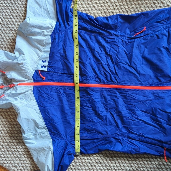 Under Armour Lightweight Hooded Windbreaker - Picture 6 of 6